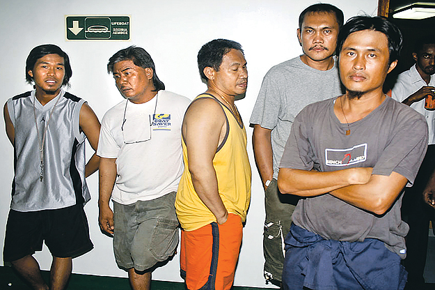 A kenyai Mombasába érkezett 26 Fülöp-szigeteki tengerész, akik három hónapig a kalózok fogsában voltak
