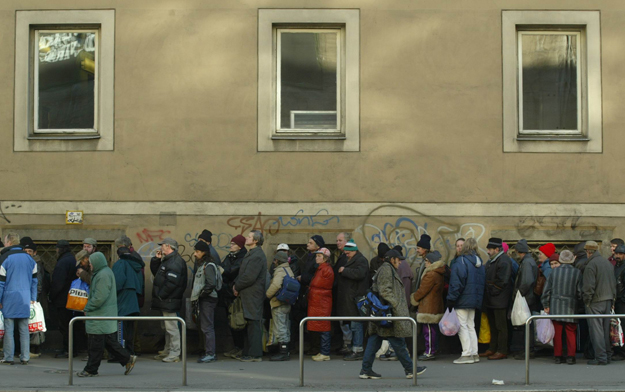 Ebédosztás a Blaha Lujza téren