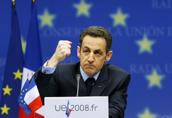 Nicolas Sarkozy leköszönő EU-elnök a csúcs végén tartott sajtótájékoztatón. Végül adott némi engedményt a kelet-európaiaknak.