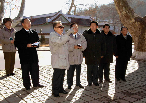 Kim Jong-il (3-ik balról) a KCNA észak-koreai hírügynökség  által, december 12-én közreadott képen