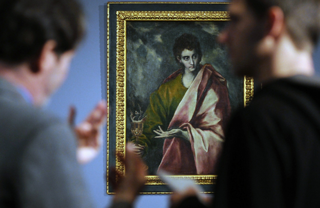 El Greco: Evangélista Szent János című művét nézik a Szépművészeti Múzeum Jézus nyomában című kiállításán.