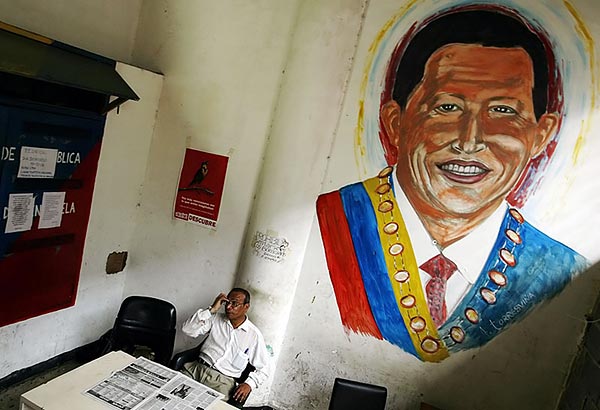 Chávez elnök freskója a falon, egy caracasi ház bejáratánál