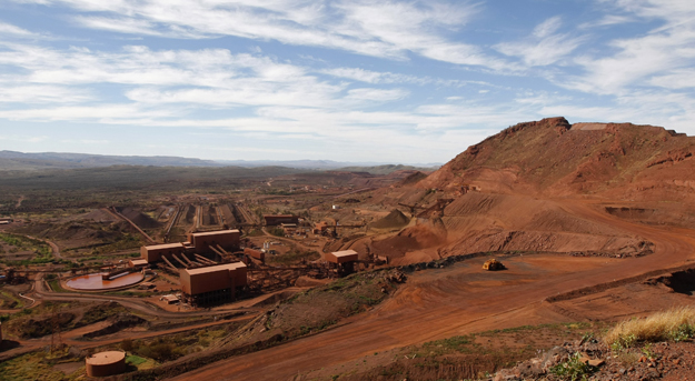 Rio Tinto vas és szén bányája Tom Price-ban, Ausztráliában 