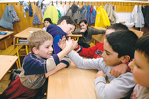 A Pécsi utcai iskolában. Birkóznak a hivatallal