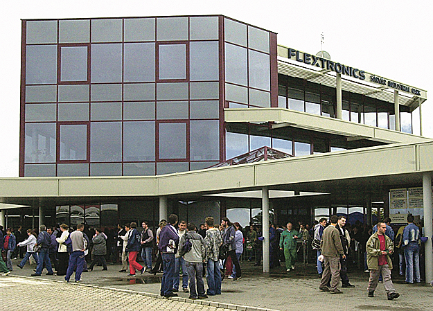 A sárvári Flextronics bejárata. A kölcsönzött dolgozókat egy pillanat alatt elküldték