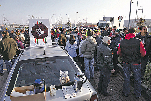 Demonstráló termelők a Tesco-központ előtt