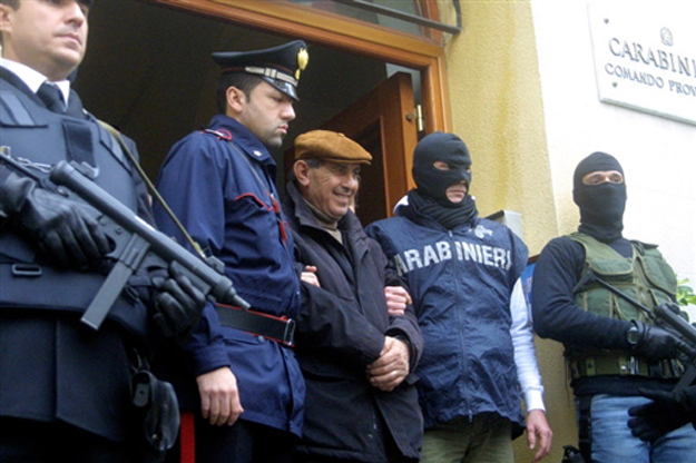 Palermóban az olasz rendőrök elvezetik Giuseppe Scadutot 