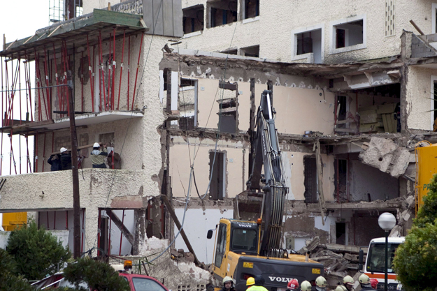 Tűzoltók kutatnak három eltűnt munkás után egy összeomlott többemeletes szállodában a spanyolországi Mallorca szigetén, Cala Ratjada üdülőhelyen 2008. december 16-án. A hotelben felújítás miatt nem tartózkodtak vendégek a baleset idején. Egy munkás é