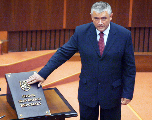 Jan Slota a szlovák alkotmányra esküszik 2006-ban