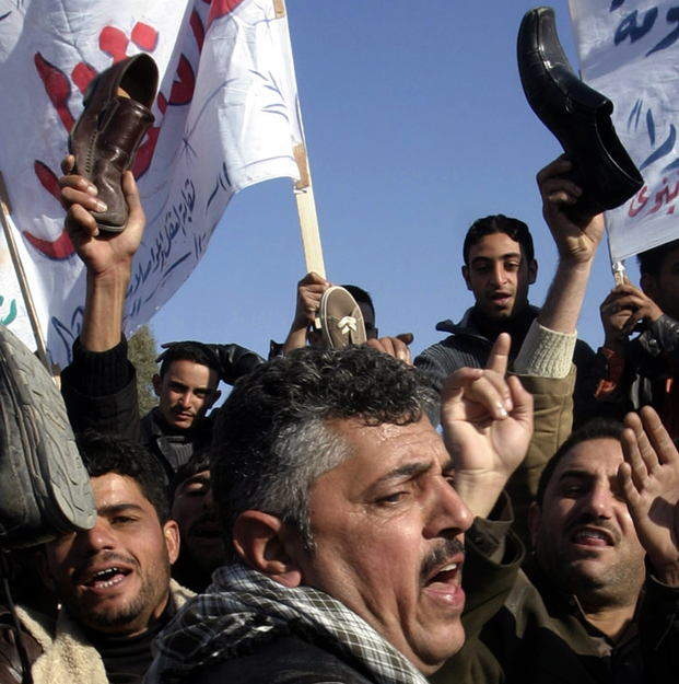 Tüntetők követelik a bebörtönzött cipődobáló szabadon bocsátását Bagdadban