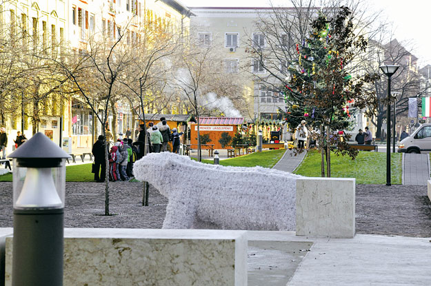 Karácsonyra egy jegesmedve is a Kossuth téren termett