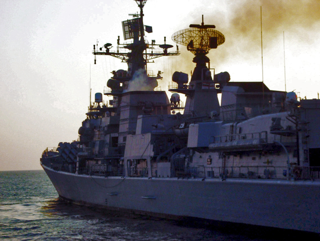 Az indiai Mysore hadihajó kifut a dél-jemeni Áden kikötőjéből. A Mysore december 17-én 23 elfogott kalózt adott át a jemeni hatóságoknak.