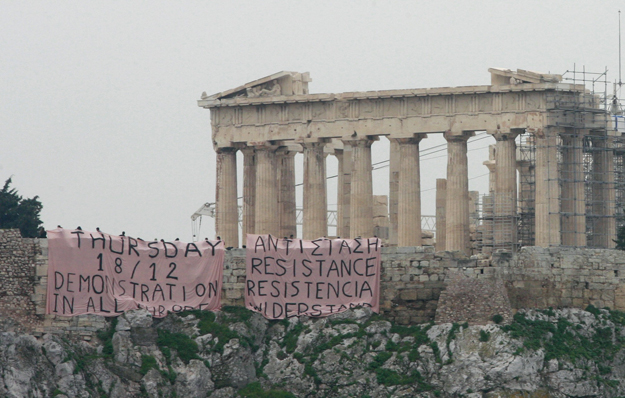 Tüntetők felirata az Acropolison