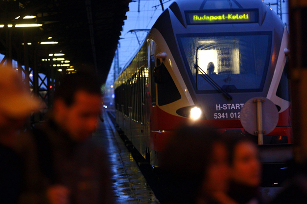 Érkező szerelvény a Keleti pályaudvaron csütörtök reggel