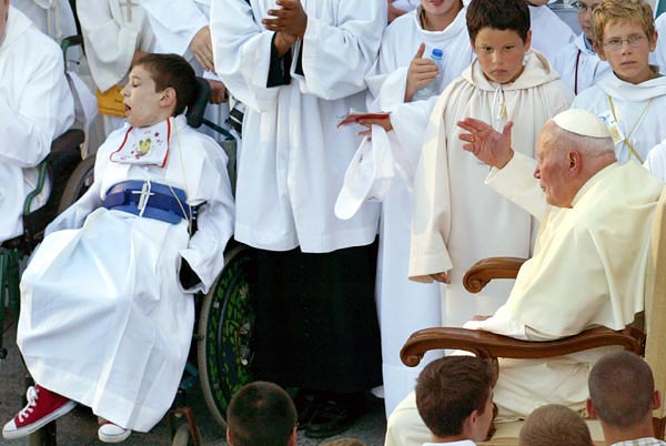 Fogyatékos gyermekeket áld meg Lourdes-ban II. János Pál