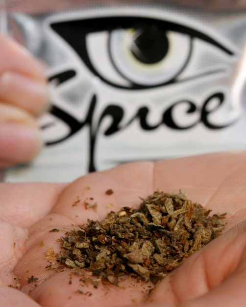Spice nevû droggyanús gyógynövénykeverék leveleit mutatják be