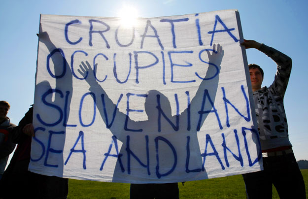 Szlovén tüntetők szerint Horvátország elfoglalja a szlovén földet és tengert
