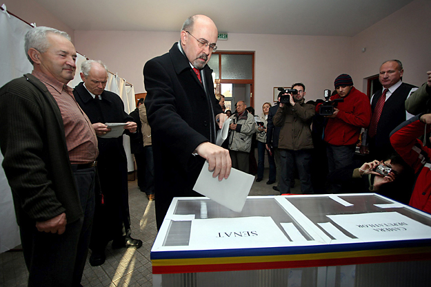 Markó Béla szenátorjelölt, a Romániai Magyar Demokrata Szövetség (RMDSZ) elnöke leadja szavazatát 2008. november 30-án a romániai parlamenti választások napján
