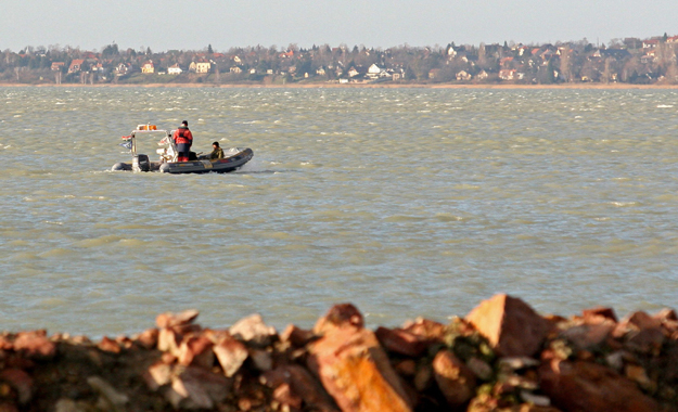 A Vízimentõk Magyarországi Szakszolgálatának hajójával tovább keresik azt a két férfit, akik még december 19-én tûntek el a Balatonban