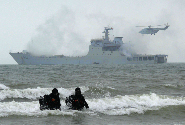 Kínai haditengerészet erői partraszállási gyakorlaton Zhanjiangban