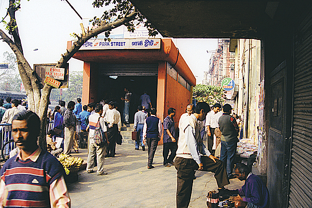 Kalkuttai utcakép metróállomással