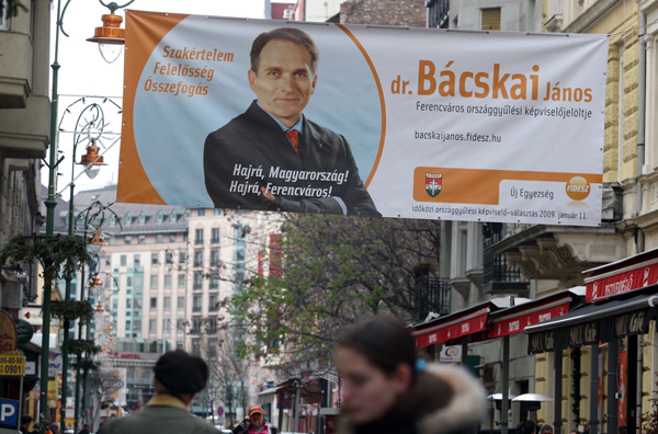 Akinek a törvénynek megfelelően sikerült a cédulagyűjtés: Bácskai János a Fidesz-KDNP jelöltje. Választási plakát a Ráday utcában