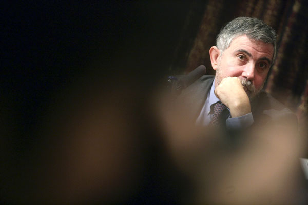 A friss közgazdasági Nobel-díjas Paul Krugman a kitüntetése utáni sajtótájékoztatón Stockholmban