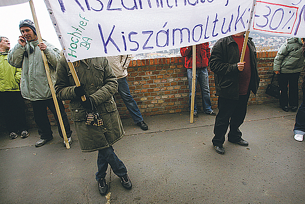 A budapesti német nagykövetségnél demonstráltak a Ferihegyi repülőtér dolgozói hétfőn délelőtt - családtagjaikkal együtt összesen mintegy ötvenen.