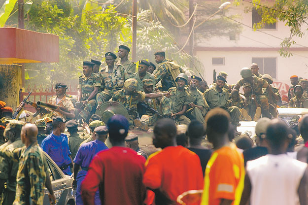 Katonák járőröznek a főváros, Conakry utcáin