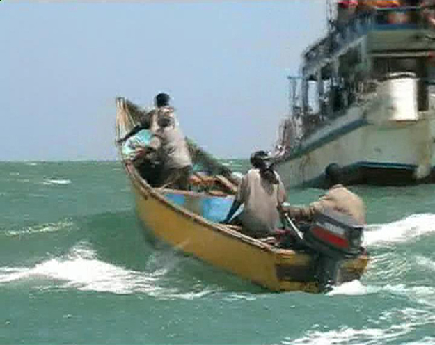 Ezen a szomáliai TV-ből vett fotón a kalózok motorcsónakjukkal éppen a saját anyahajójukat közelítik meg.
