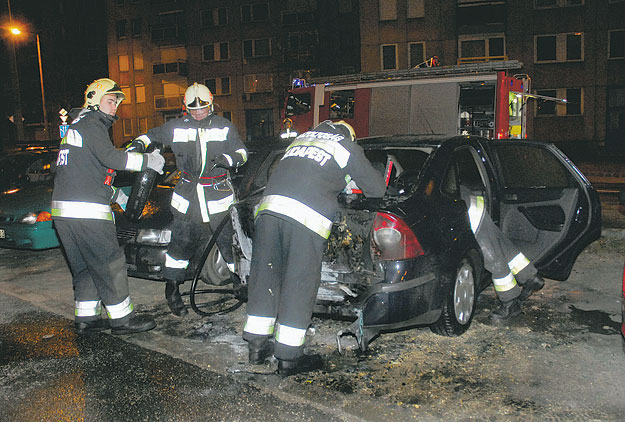Gyors egymásutánban riasztották a tűzoltókat a lángokban álló kocsikhoz
