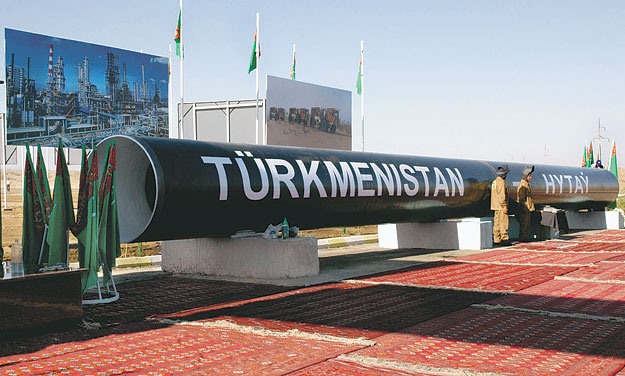 Rekordidő, két év alatt, 2009-ig akarják megépíteni a Türkmenisztán-Dél-Kína gázvezetéket. Képünkön a jelképes első csőszakasz
