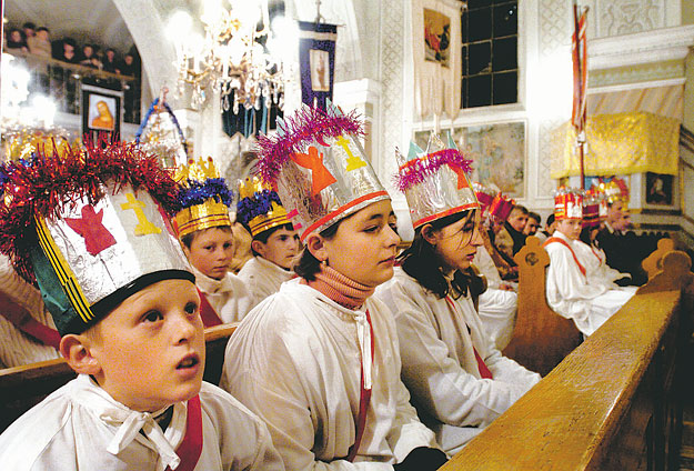 Betlehemező fiatalok a romániai csedregi görög katolikus templomban karácsony első napján