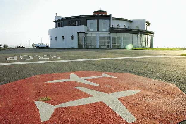 A taszári reptér polgári terminálja. Várják a beszállót