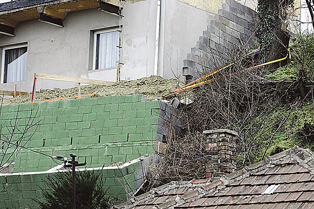 Egy löszfalra épült családi ház kettényílt támfala, miután a löszfal megcsúszott a József uzcában.