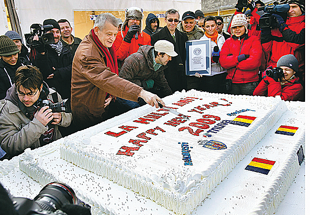 A 281 kilogrammos habos süteményt a polgármester vágta fel és osztotta szét a bukarestiek között