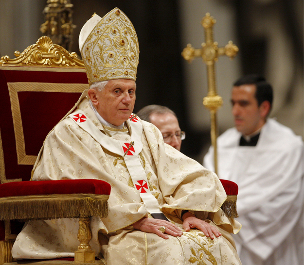 XVI. Benedek karácsonyi éjféli misét tart a vatikáni Szent Péter-székesegyházban
