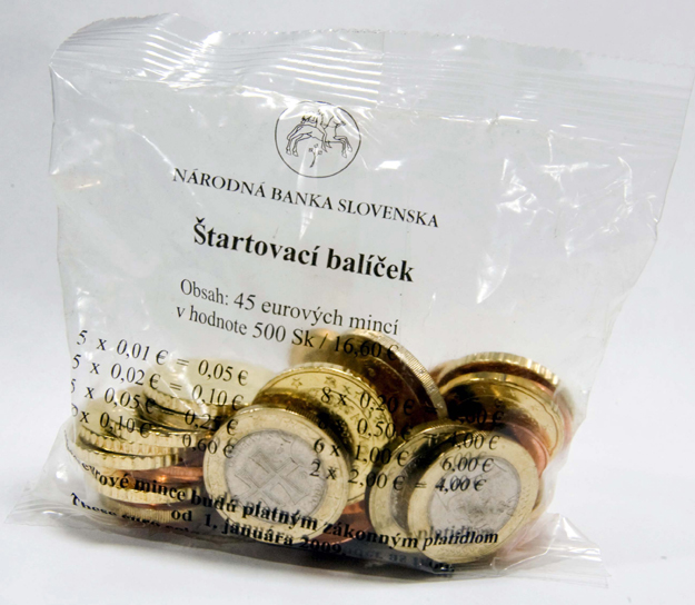 Szlovák euróérmék a pozsonyi nemzeti bank zacskójában