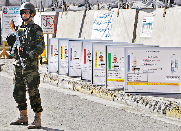 Iraki őr az zöld zóna bejáratánál
