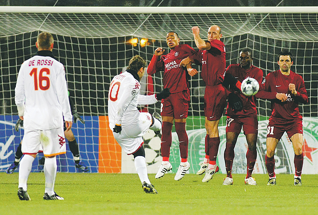 Menthetetlenül bemegy... Totti szabadrúgása Kolozsvárott; ez volt az AS Roma második gólja