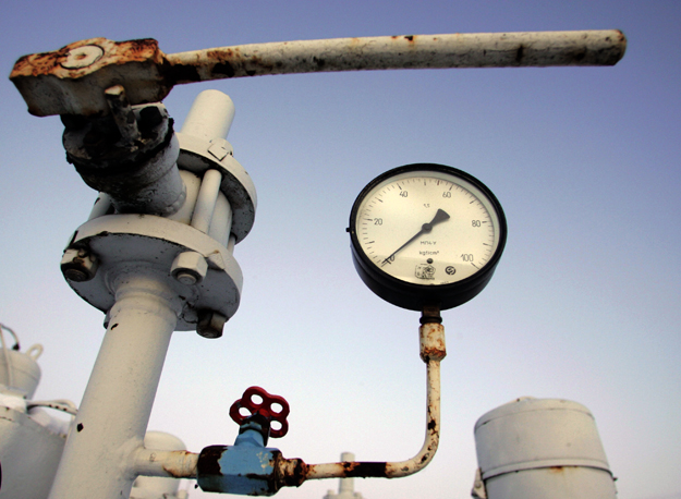 The arrow of a pressure gauge points to zero at a Ukrainian gas compressor station in the village of Boyarka near the capital Kiev January 3, 2009. Russian gas flows to four European Union countries were below normal levels on Saturday after Moscow c