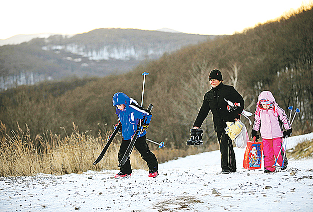 Egyelőre hóágyúk segítik a mátraszentistváni Síparkban a sportot