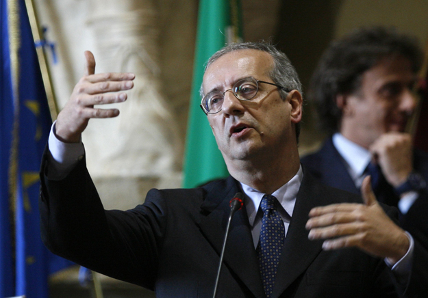 Róma, 2008. február 13.
Walter VELTRONI, Róma polgármestere bejelenti lemondását a római Campidoglio-palotában tartott beszédében 2008. február 13-án. A politikus azért távozik tisztségéből, mert a balközép Demokrata Párt miniszterelnök-jelöltje les