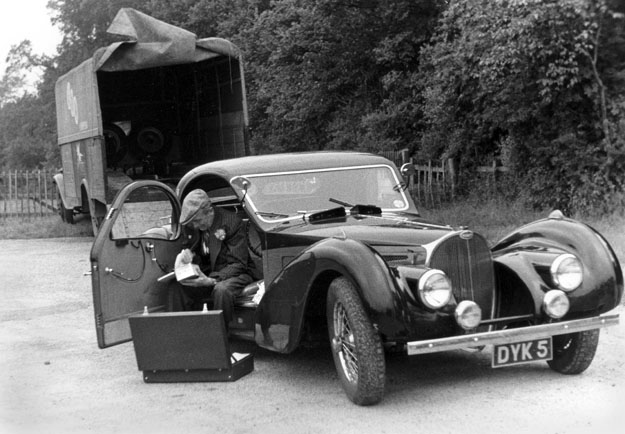 Archív kép Earl HOWE brit arisztokratáról és rendkívül ritka, 1937-es 57S Atalante típusú Bugattijáról, amelyet egy angol orvos 1955-ben megvásárolt. A Bonhams londoni árverési cég 2009. január 2-án jelentette be, hogy Párizsban elárverezik az autót,