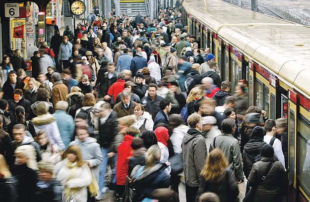 Csúcsforgalom az Ostkreuz pályaudvaron. A német vasút szombaton egyet fizet, négyet vihet akcióval csábítja az utasokat