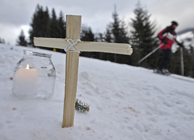 Kereszt jelöli a helyet, ahol újévkor a türingiai miniszterelnökkel való ütközésben életét vesztette egy Amerikában letelepedett szlovák nő az ausztriai Lienzenben