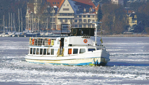 A berlini Wannsee tó jegét töri maga előtt a komp