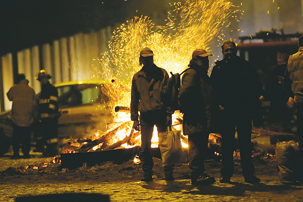 A Hősök terén tavaly, november 14-én tűz mellett melegedhettek a hajléktalanok