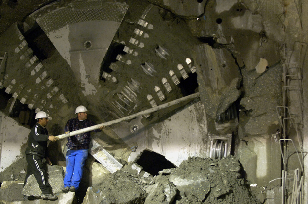 Budapest, 2008. március 7.
Munkások dolgoznak a 4-es metró Fehérvári úti építkezésén, amikor a déli alagútépítő pajzs eléri a Bocskai úti állomást.
MTI Fotó: Kovács Tamás