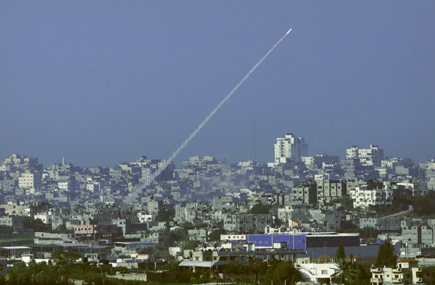 Gáza, 2009. január 7.
Palesztinok által kilőtt rakéta repül izraeli terület felé 2009. január 7-én. Izrael  december 27-én indított támadást a Gázai övezetet uraló Hamász palesztin iszlamista mozgalom ellen az izraeli területeket ért palesztin rakét